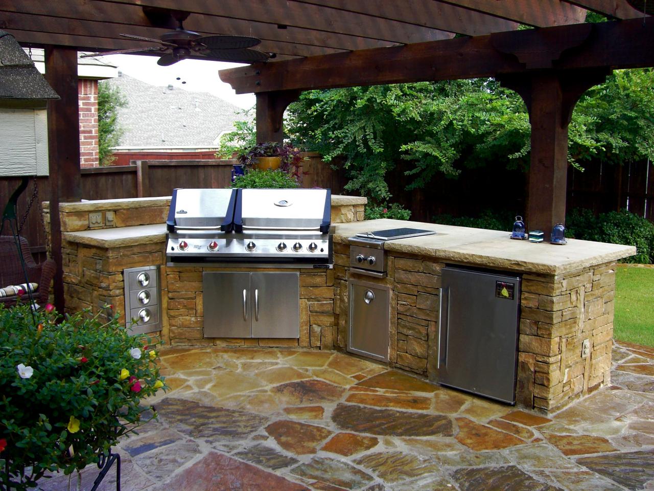 Transform your backyard into the ultimate outdoor kitchen. 🔥 With the